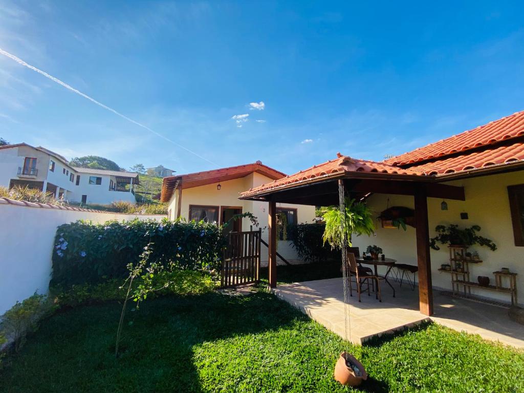 een huis met een tuinhuisje in een tuin bij “Recanto Pingo de Ouro” in Tiradentes