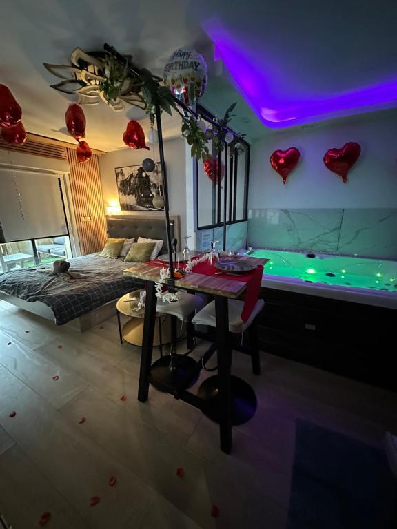 Habitación con mesa de billar y habitación con cama en Love room nantais, en Nantes