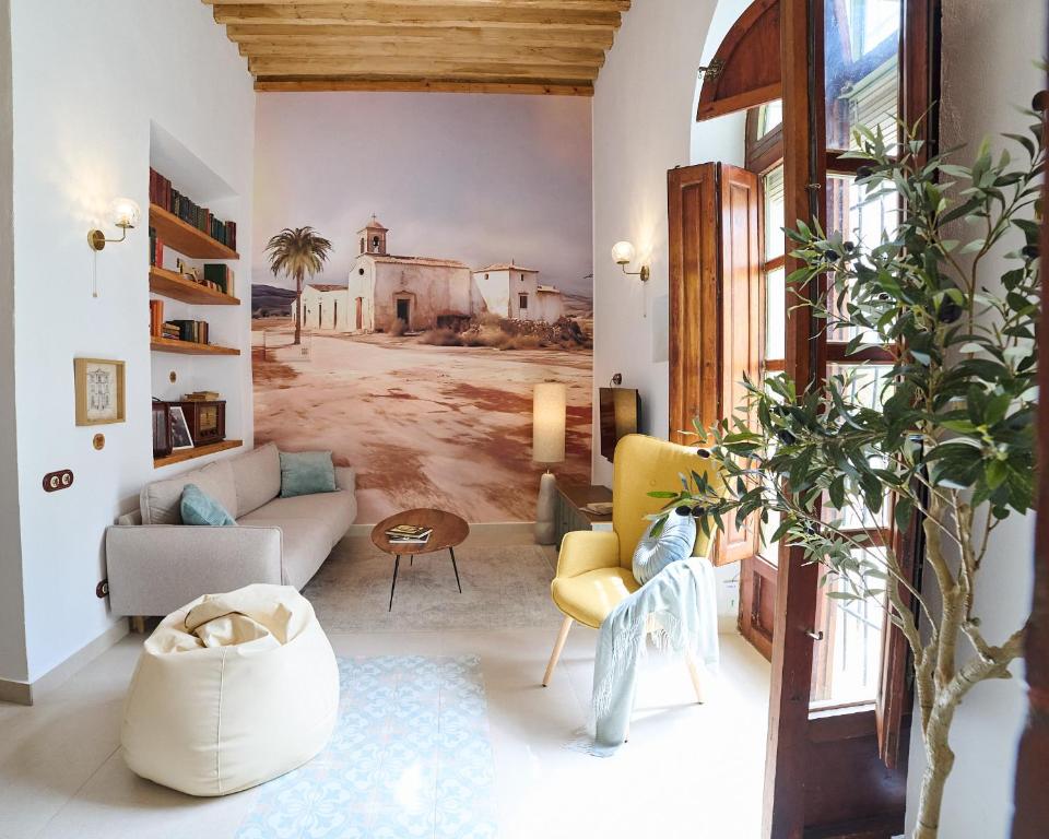 ein Wohnzimmer mit Sofa und Tisch in der Unterkunft La Casa de Lorca en Almería in Almería