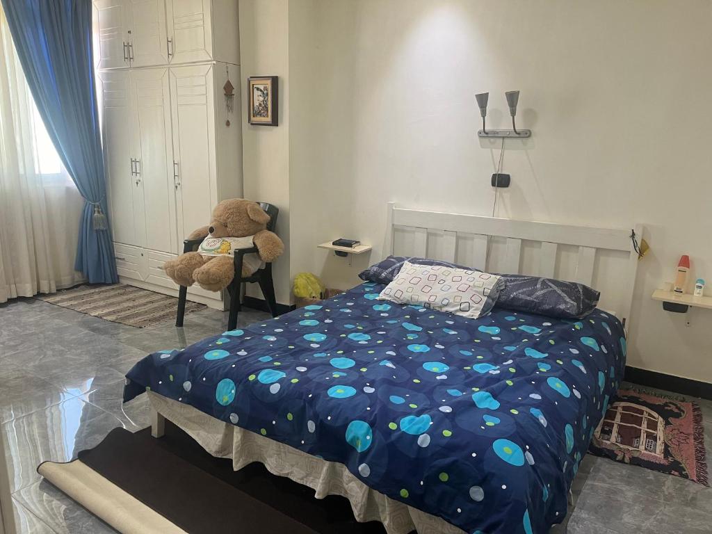 Een bed of bedden in een kamer bij Merry's Cozy Furnished Apartment
