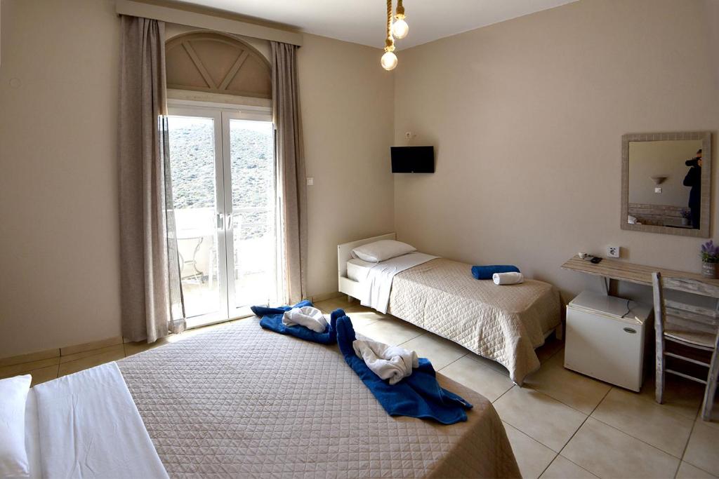 Postel nebo postele na pokoji v ubytování Kohili Kolibithra in Tinos