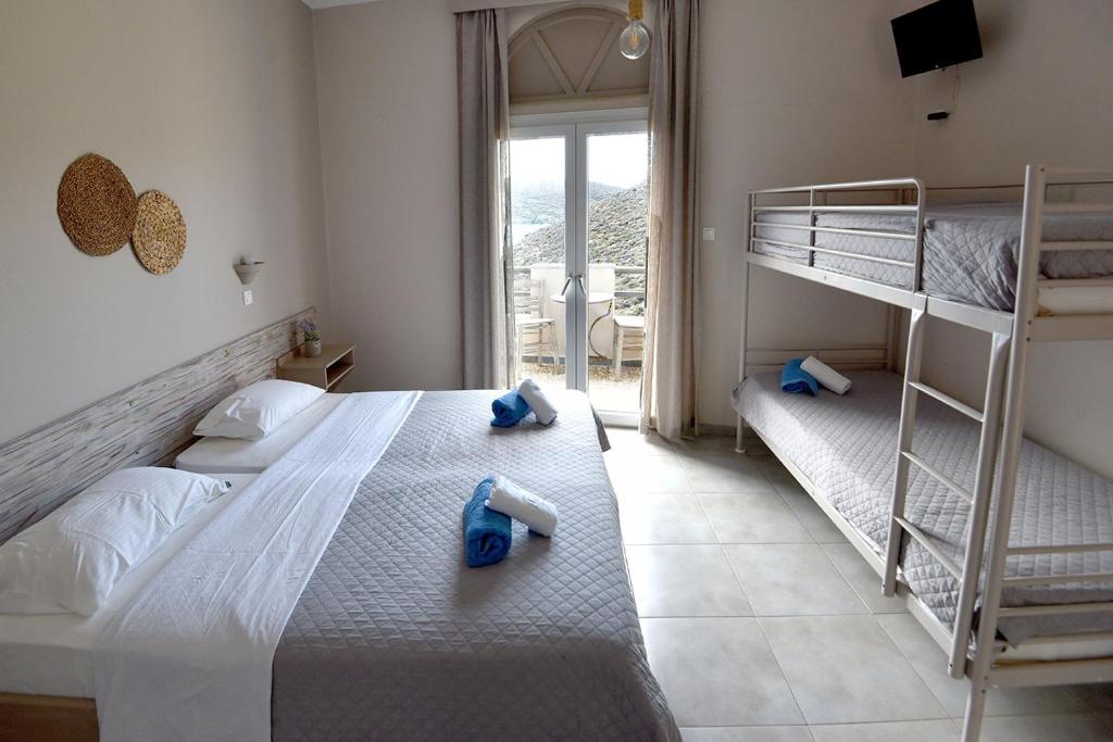 Postel nebo postele na pokoji v ubytování Kohili Kolibithra in Tinos
