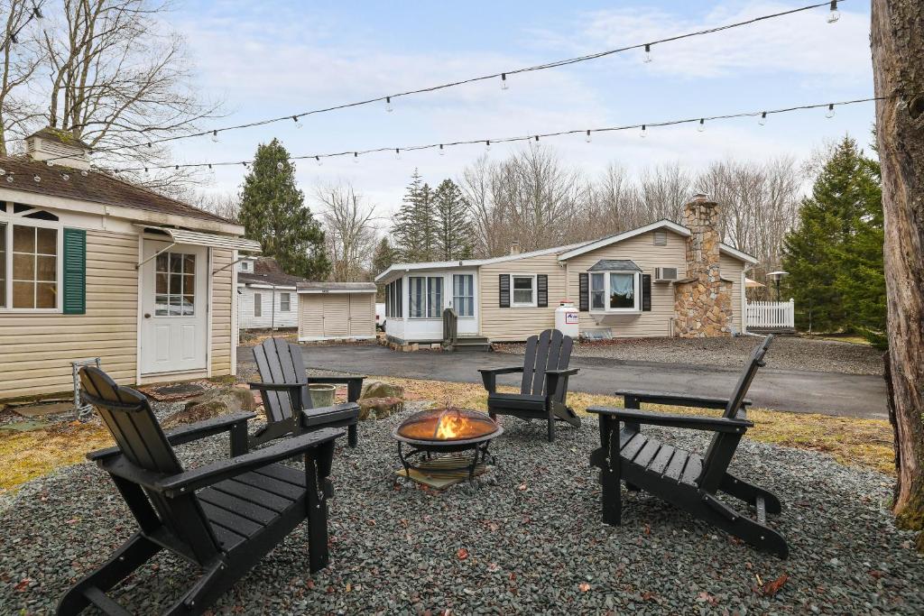 Gallery image of Kayaks, hot tub & more by lake! in Arrowhead Lake