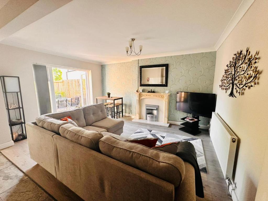 a living room with a couch and a television at Charming 2-Bed Apartment in Birmingham in Birmingham