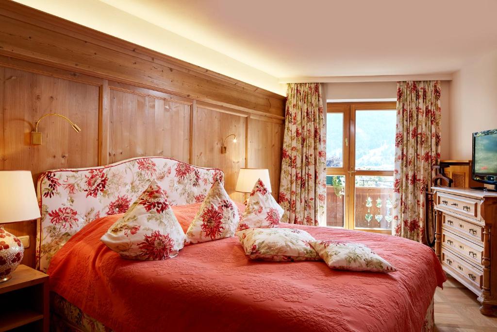 A bed or beds in a room at Relais & Châteaux Hotel Tennerhof
