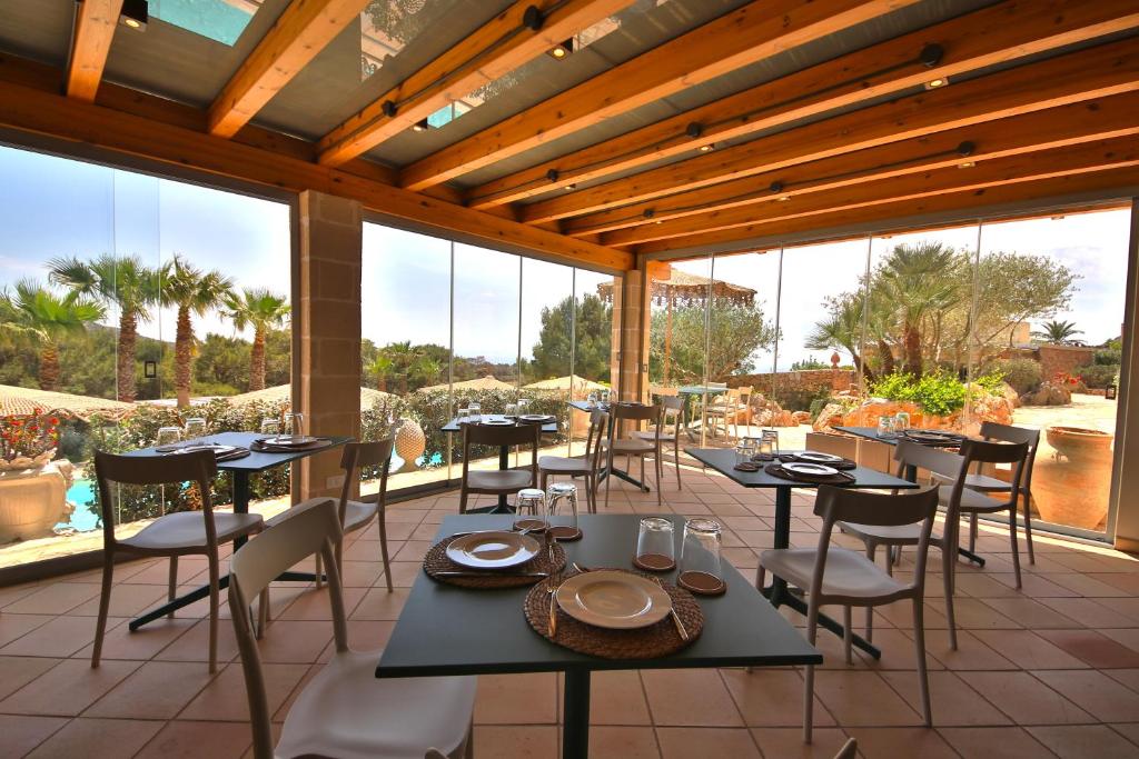 Reštaurácia alebo iné gastronomické zariadenie v ubytovaní Dolcevita Egadi Eco Resort