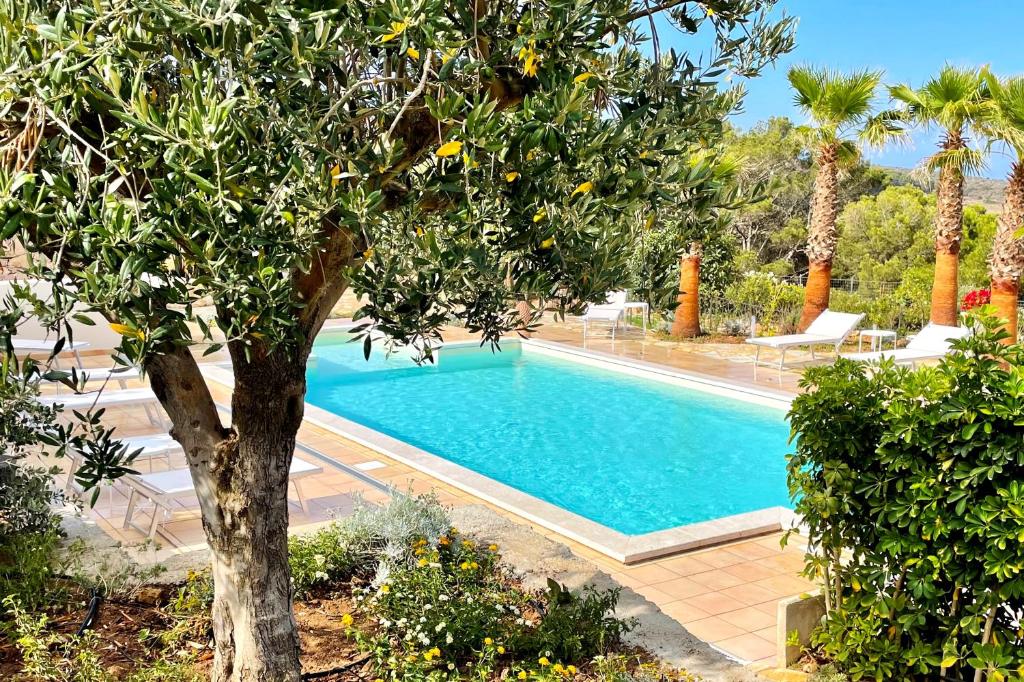 Bazén v ubytovaní Dolcevita Egadi Eco Resort alebo v jeho blízkosti