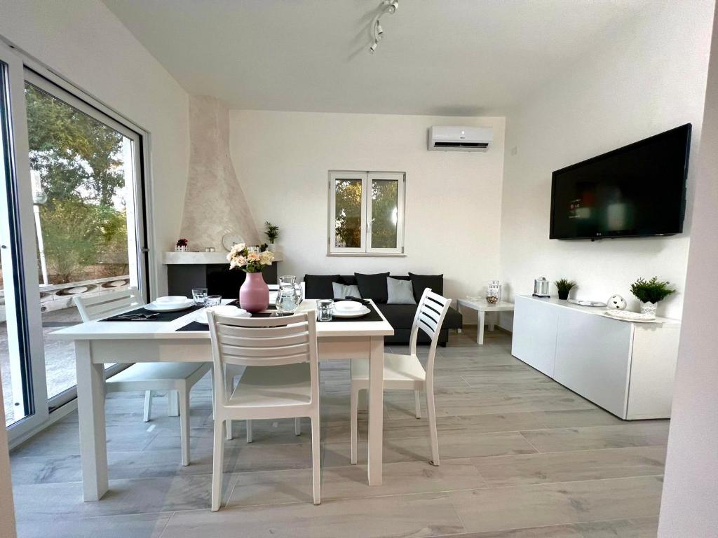 a kitchen and dining room with a table and chairs at Villa Rita in Corato