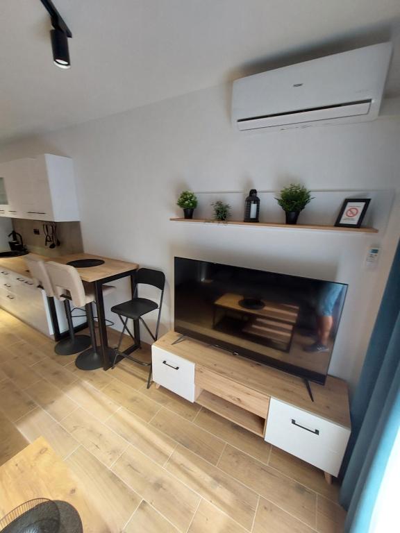 Een zitgedeelte bij Apartman Anna Srebrno jezero