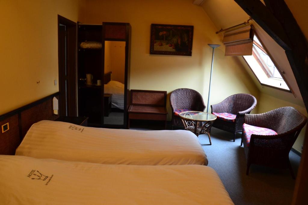 A bed or beds in a room at Hotel De Franse Kroon