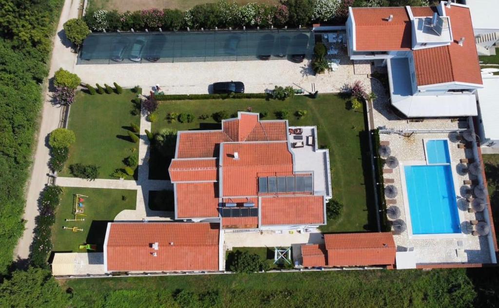 Bazén v ubytování Residence LEORA nebo v jeho okolí