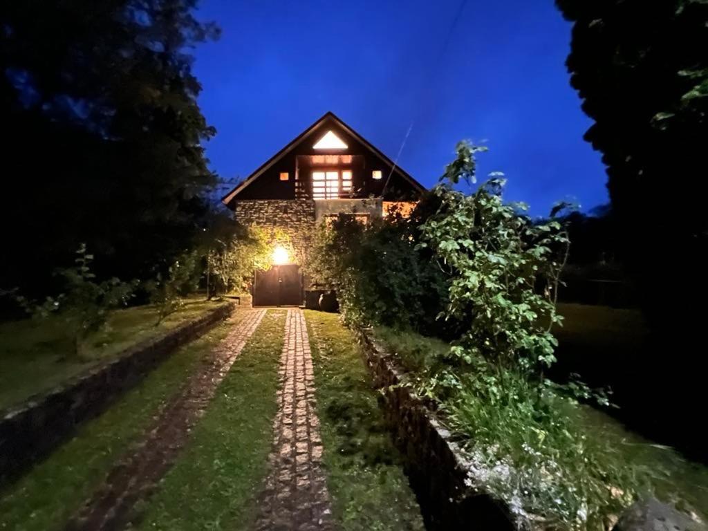 una casa por la noche con un camino que conduce a ella en Panoráma Vendégház Dunabogdány, en Dunabogdány