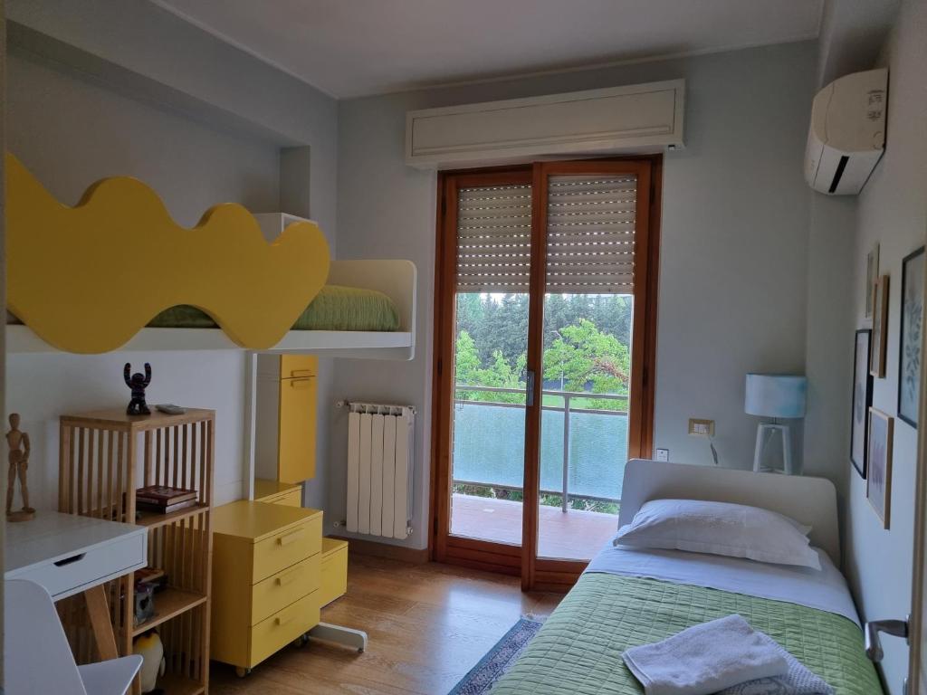 um quarto com uma cama, uma secretária e uma janela em A due passi dal Parco em Perugia