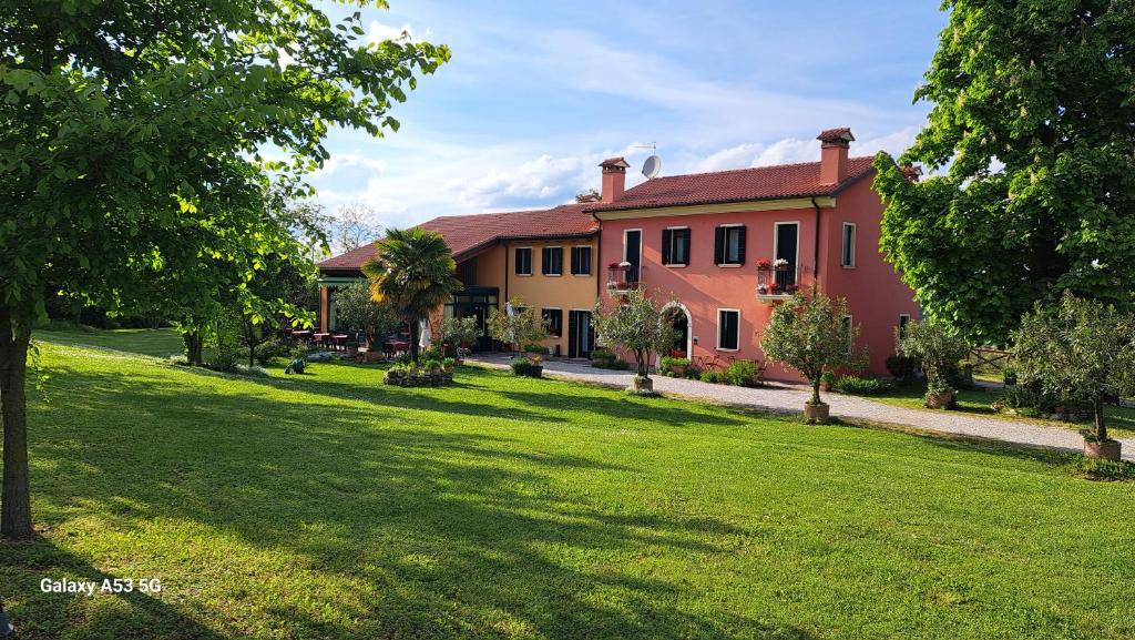 ein großes Haus mit grünem Rasen davor in der Unterkunft Country House Bucaneve in Rovolon