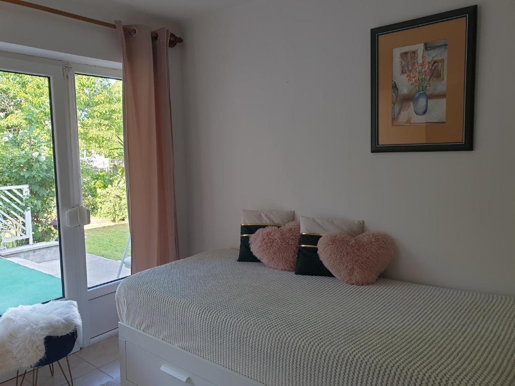 A bed or beds in a room at Simay Apartman