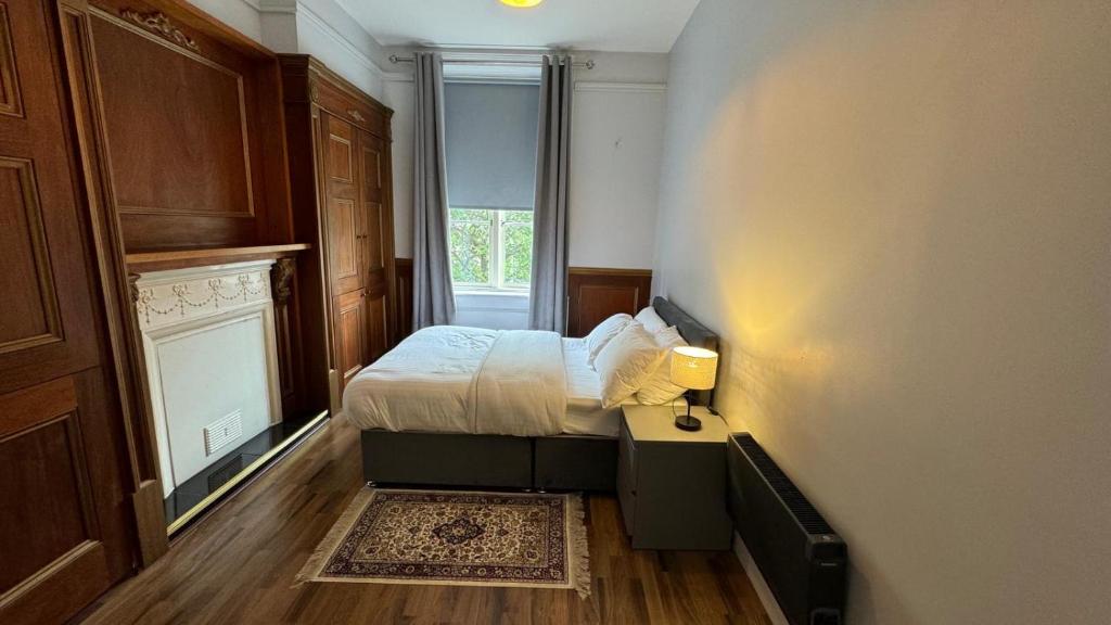 Habitación pequeña con cama y ventana en Modern 2-Bedroom Apartment-Dublin City, en Dublín