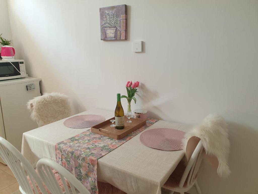 A kitchen or kitchenette at Simay Apartman