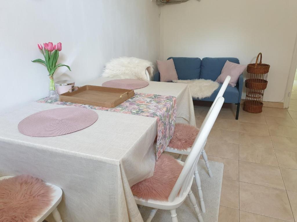 A seating area at Simay Apartman