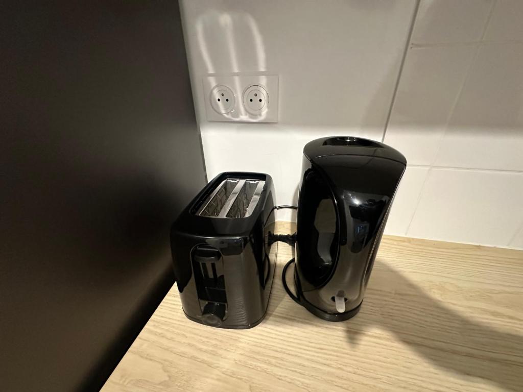 バニューにあるNid confortable près de Parisのホルダーの横のカウンターに置かれたトースター