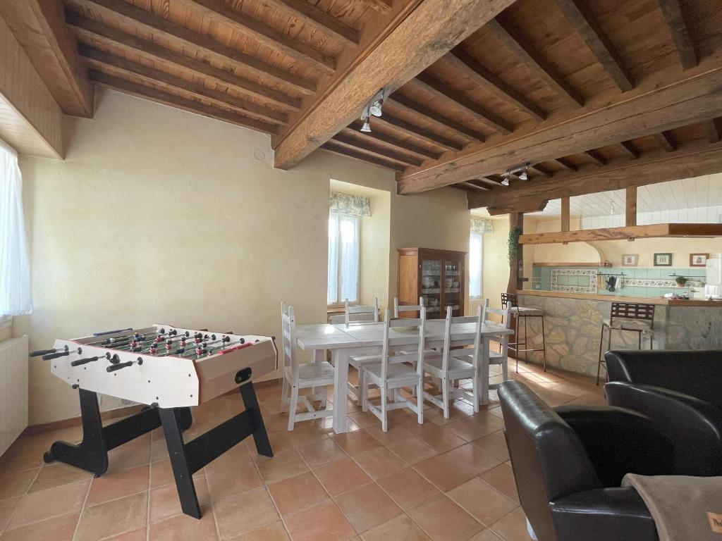 - un salon avec une table et un échiquier dans l'établissement L'épicerie, à Trébons
