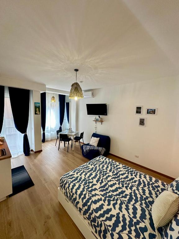 Postel nebo postele na pokoji v ubytování Due Mari Milano Apartment ZONA PORTELLO-FIERA FREE WI-FI