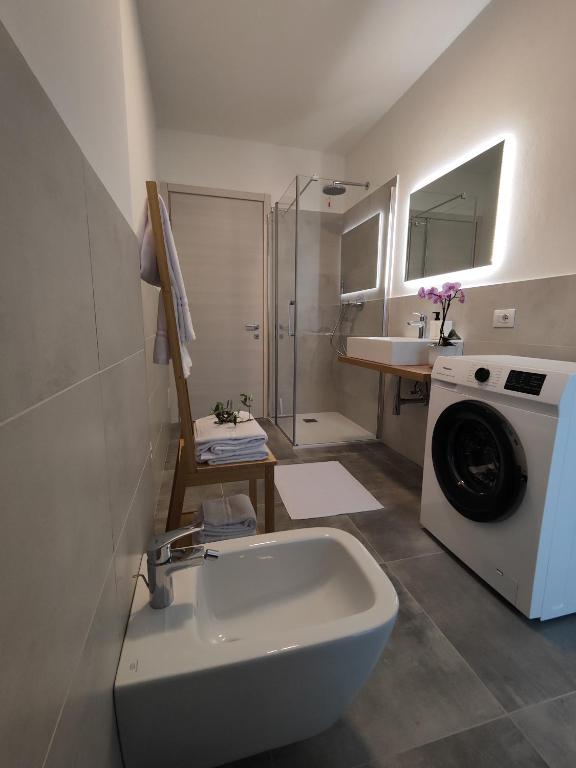 bagno con lavandino e lavatrice di Oasi degli Ulivi a Riva del Garda