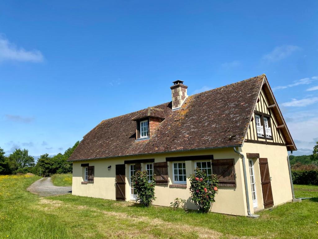 une ancienne maison blanche avec un toit marron dans l'établissement L'Etape Normande & Jacuzzi, à Sainte-Marguerite-des-Loges