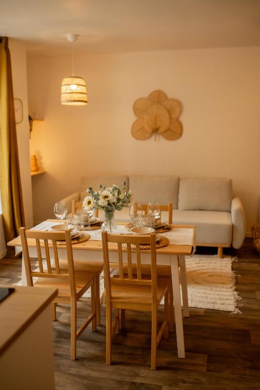 une salle à manger avec une table, des chaises et un canapé dans l'établissement La halte ducale #1, à Charleville-Mézières