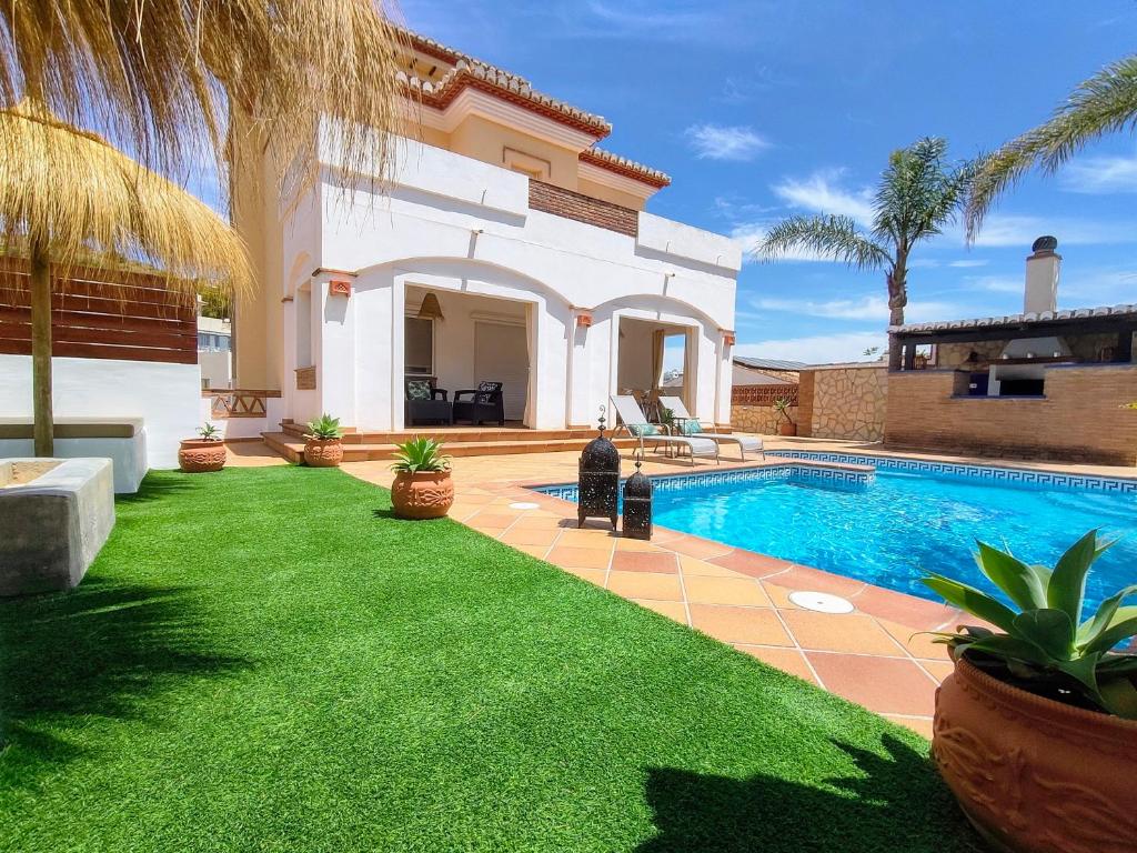 Piscina de la sau aproape de Casa Pozuelo