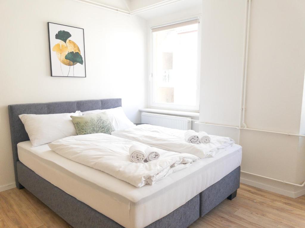 1 dormitorio con 1 cama con toallas en StayHere Central City Studio 4 - contactless Self-Check-IN, en Graz