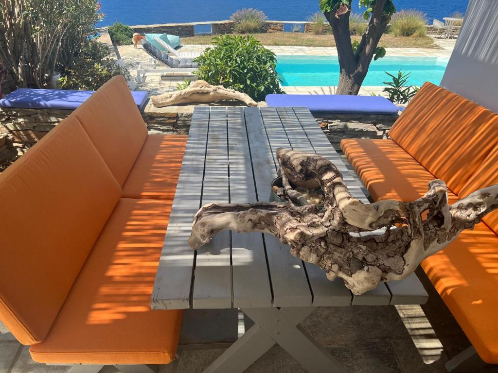 Bazén v ubytování Elli s seafront pool villa, w/sandy beach in Kea, Cyclades nebo v jeho okolí