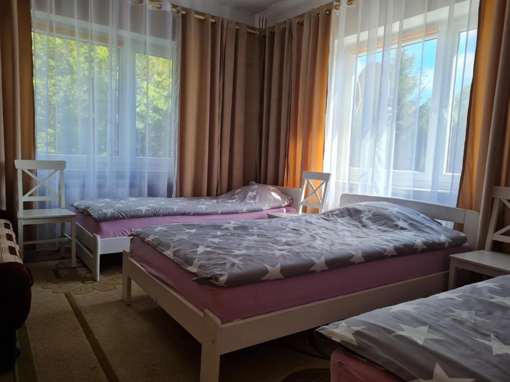a bedroom with two beds and a window at Gospodarstwo Agroturystyczne Julia in Czeremcha