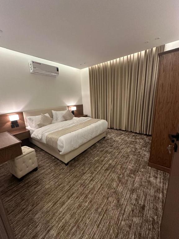 a large hotel room with a bed and a window at فندق اللحظات السعيدة in Riyadh