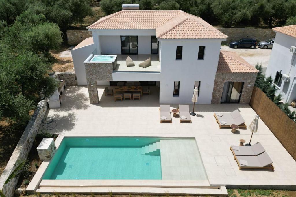 einen Luftblick auf eine Villa mit einem Pool in der Unterkunft Queen of Zakynthos Luxury Villas in Ammoudi