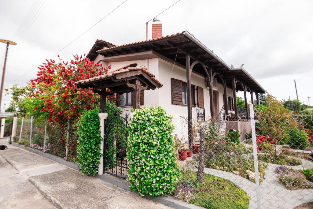 Φωτογραφία από το άλμπουμ του Zeusplace Red Roses Traditional House στην Κατερίνη