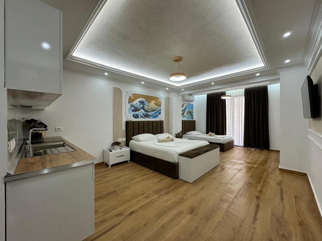 een grote kamer met een bed en een keuken bij Bamisa Apartments in Golem