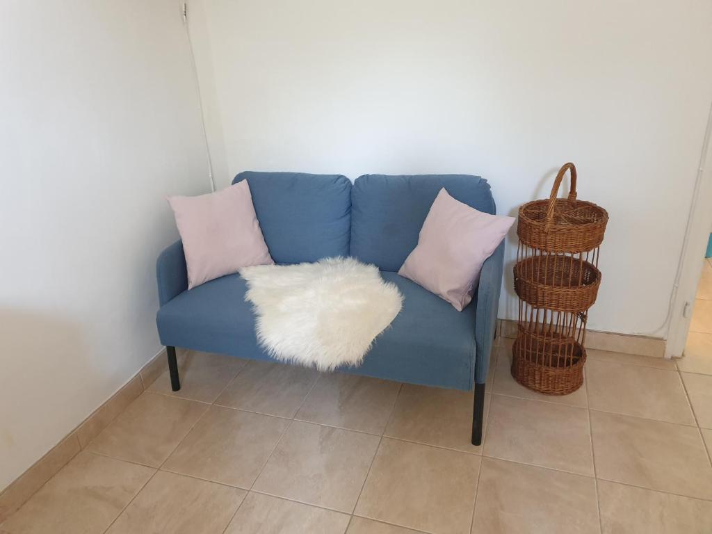 A seating area at Simay Apartman