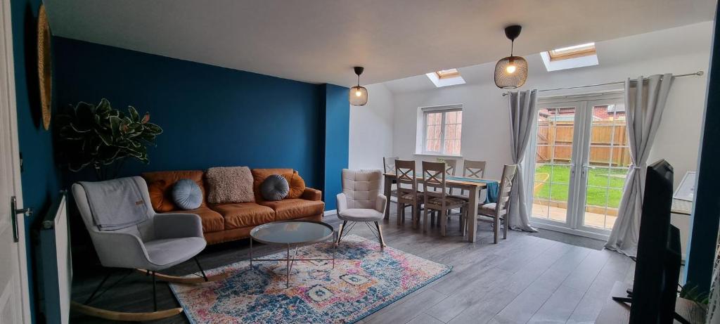 uma sala de estar com um sofá e uma mesa em Guildhall - Beauluxe Properties large property - 3 bedroom - 4 beds - sleeps upto 6 people em Church Gresley