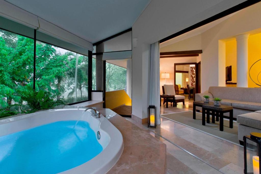 Бассейн в The Westin Reserva Conchal, an All-Inclusive Golf Resort & Spa или поблизости