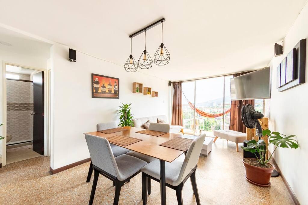 Μια τηλεόραση ή/και κέντρο ψυχαγωγίας στο Apartamento en cali, miraflores vista panorámica y ubicación central