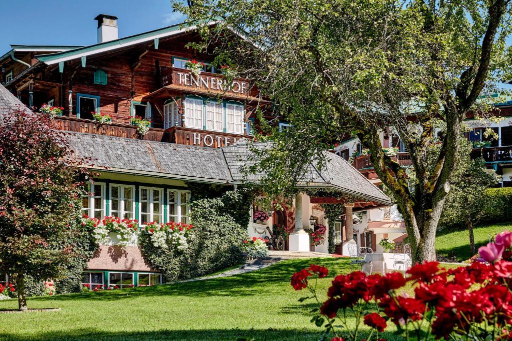 A garden outside Relais & Châteaux Hotel Tennerhof