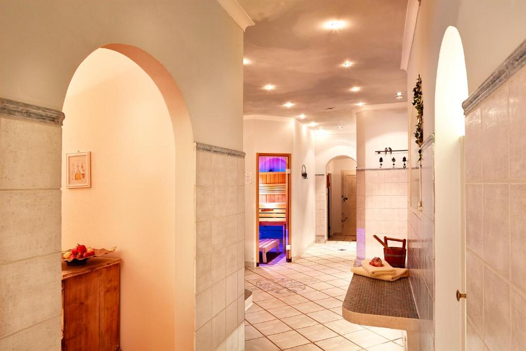 A bathroom at Relais & Châteaux Hotel Tennerhof