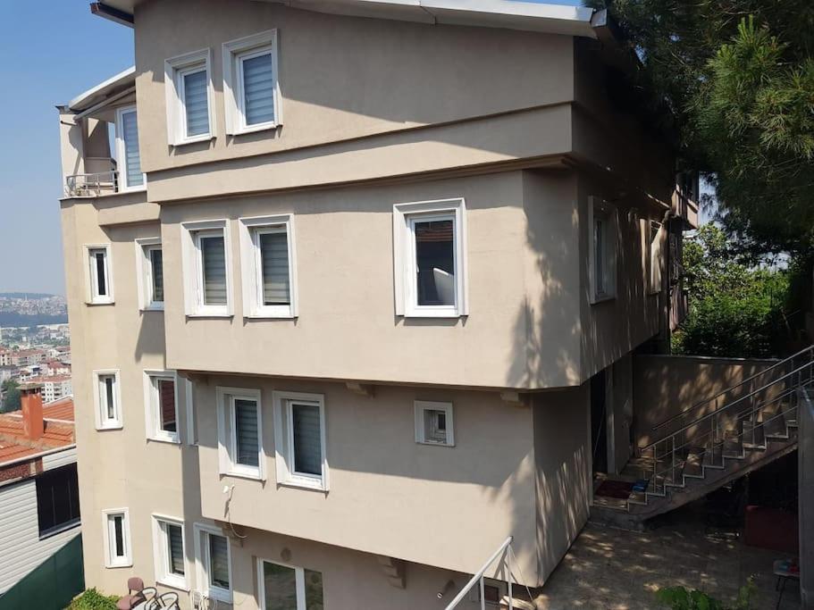 a building with white windows on the side of it at villa Aden şehir ve doğa manzarali 4 katlı in Çekirge