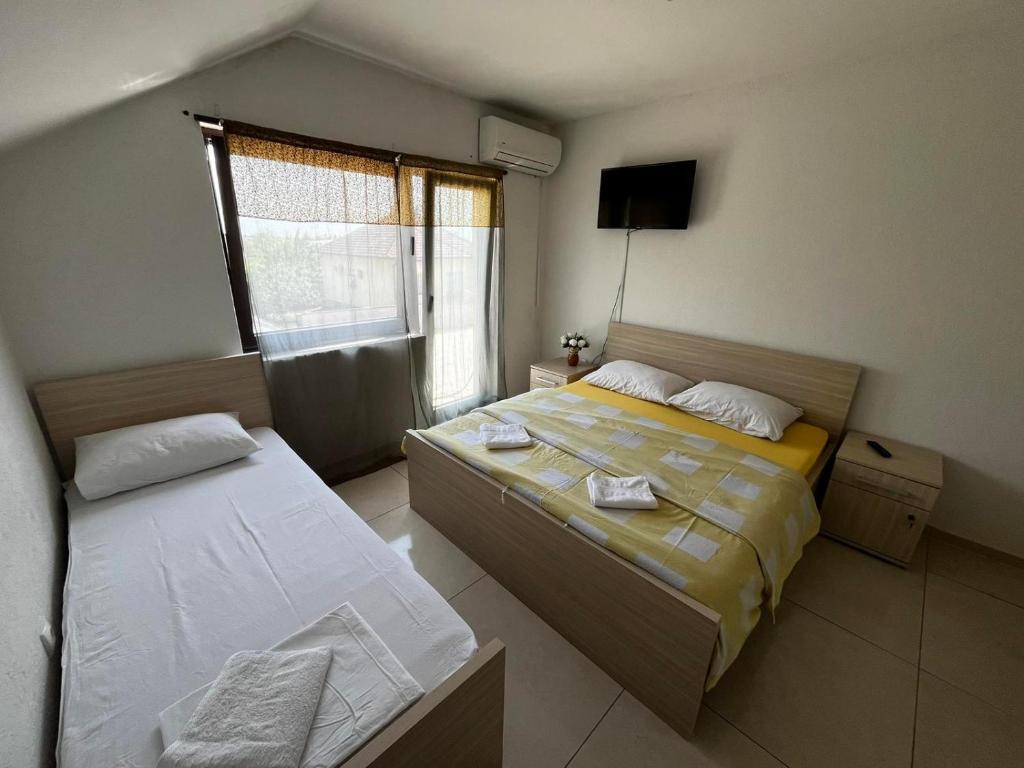 - une chambre avec 2 lits et une télévision dans l'établissement Authentic 2018, à Šid