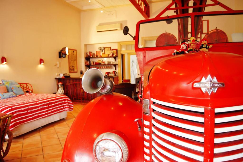 Postel nebo postele na pokoji v ubytování Fire Station Inn