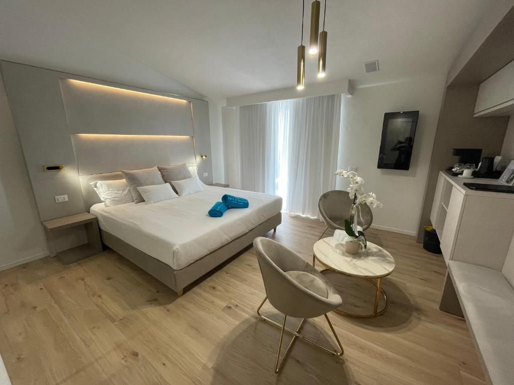 - une chambre avec un lit, une table et une chaise dans l'établissement Chic & Charme Luxury Rooms, à Olbia