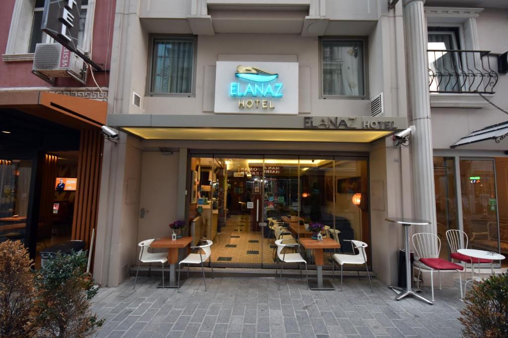 イスタンブールにあるエラナズ ホテルの建物外のテーブルと椅子のあるレストラン