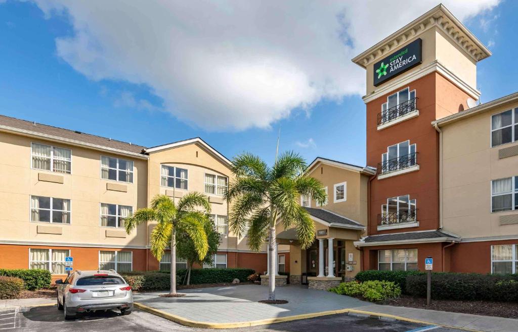 ein Hotel mit einem davor geparkt in der Unterkunft Extended Stay America Suites - Orlando - Maitland - Summit Tower Blvd in Orlando
