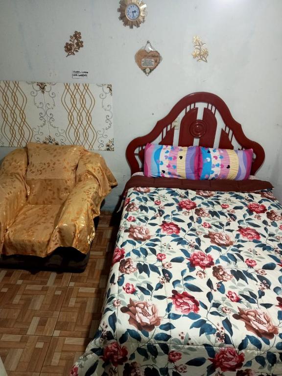 1 dormitorio con 1 cama con edredón de flores en CHIMÚ Lima HOUSE, en Lima