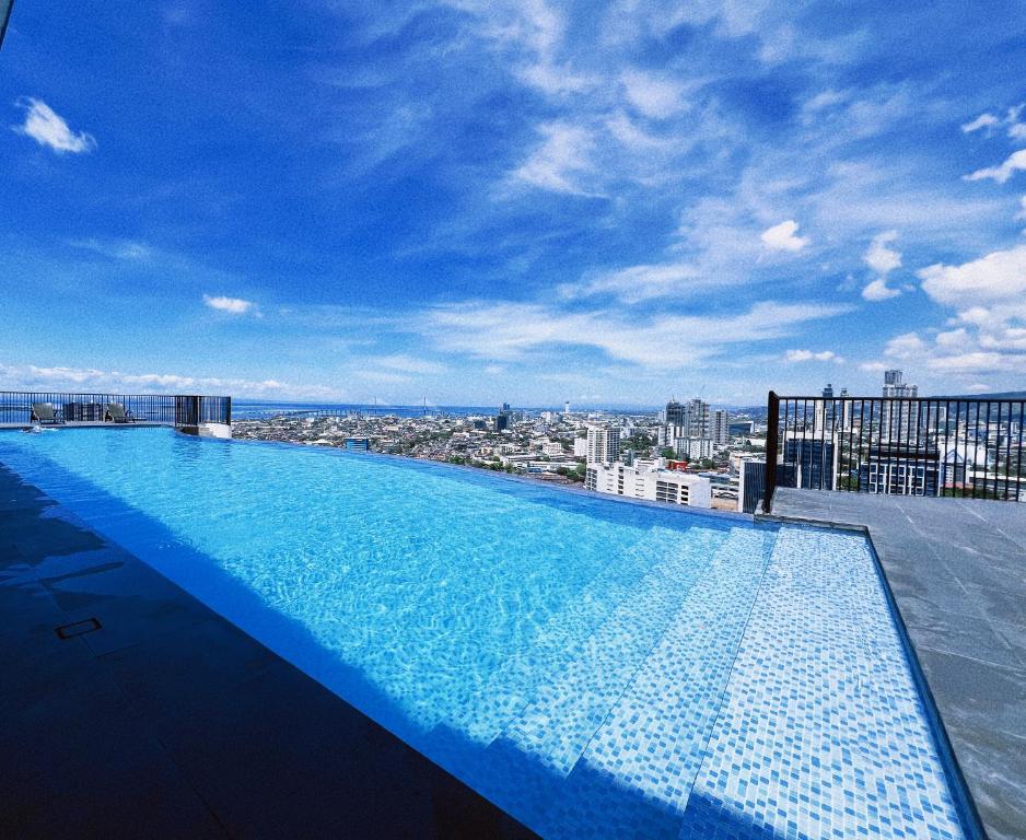 Bazén v ubytování Hooga Home Calxy Residences Near Ayala Center Unit 10E nebo v jeho okolí
